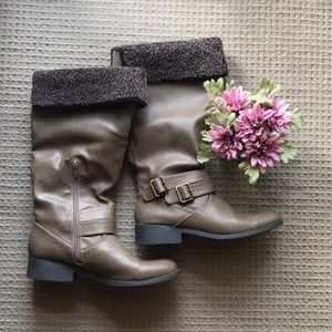 NEW Women’s high boots with buckles